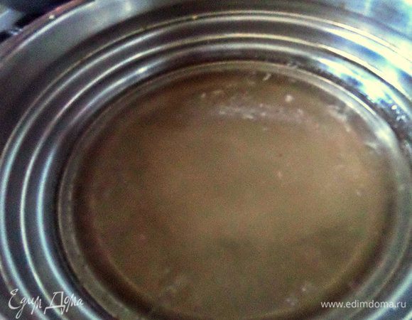 Делаем сироп для варенья: растворяем на огне воду и сахар.