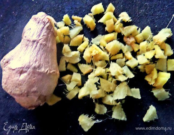 Имбирь-кусочек, чистим, измельчаем. Можно и больше, кто любит пикантный имбирь!