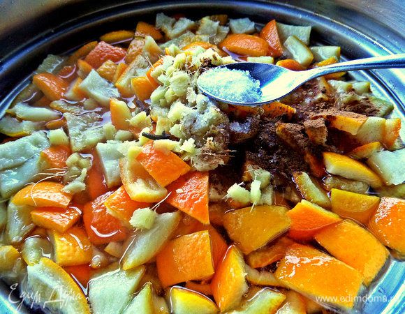 Высыпаем в сироп корочки без воды, имбирь, специи, ваниль. 