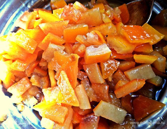 Варим минут 30-40 до янтарного полупрозрачного состояния корочек.