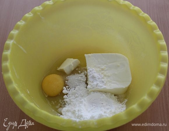 Для покрытия пирога необходимо взбить яйцо, сахарную пудру и творожный сливочный сыр.