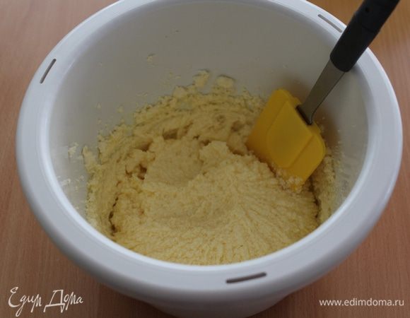 В другой емкости взбить мягкое сливочное масло, по одному ввести яйца, не прекращая взбивать.