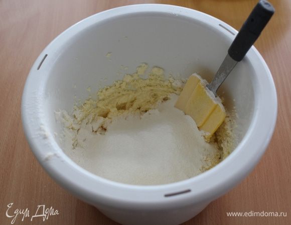 Порциями просеять муку с разрыхлителем, быстро перемешать.