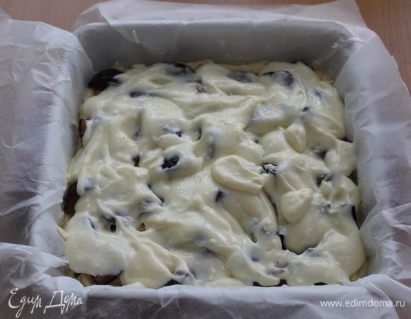 Затем сливочную массу, на поверхности пирога сделайте разводы.