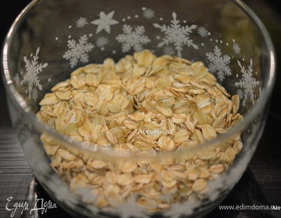 Выложить хлопья в емкость.
