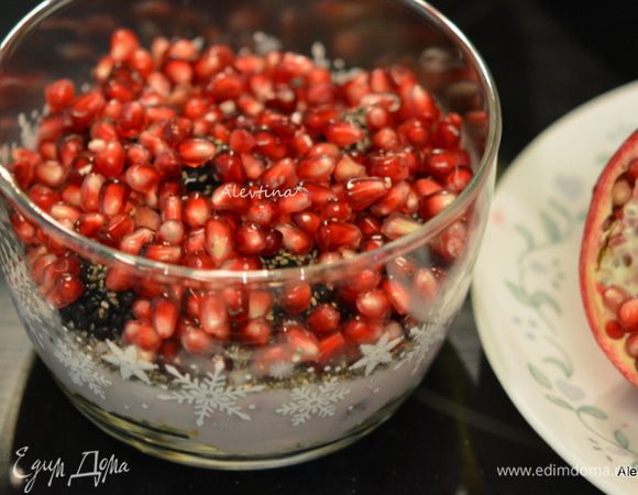 Затем йогурт обезжиренный, ягоды свежие (ежевика или голубика, например), семена чиа и гранатовые зерна очищенные.