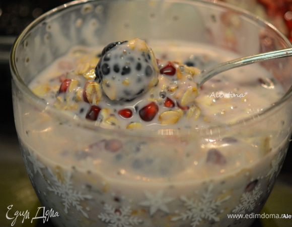 Залить все молоком и дать постоять 15 мин. Наслаждаемся вкусным завтраком.