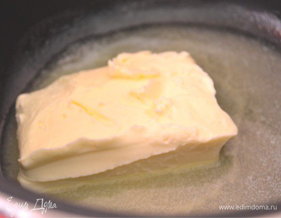 Растапливаем масло для теста. И оставляем его остывать. 
