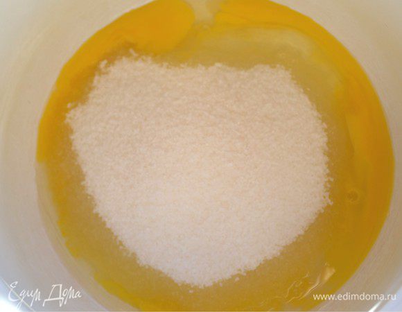 К яйцу добавляем сахар и хорошо взбиваем до белого цвета.
