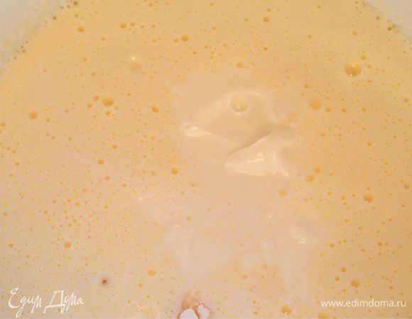 К яйцу и сахару добавляем все жидкие компоненты теста: сметану, молоко, остывшее масло. Все хорошо перемешиваем. 