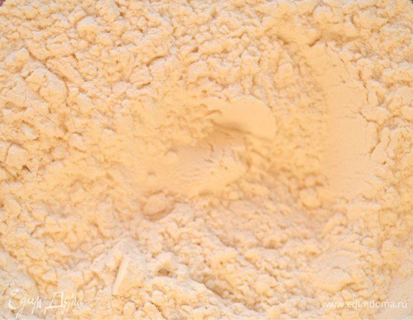 В отдельной посуде смешиваем сухие составляющие нашего теста. Это просеянная мука, сода, разрыхлитель и соль. Все перемешиваем.
