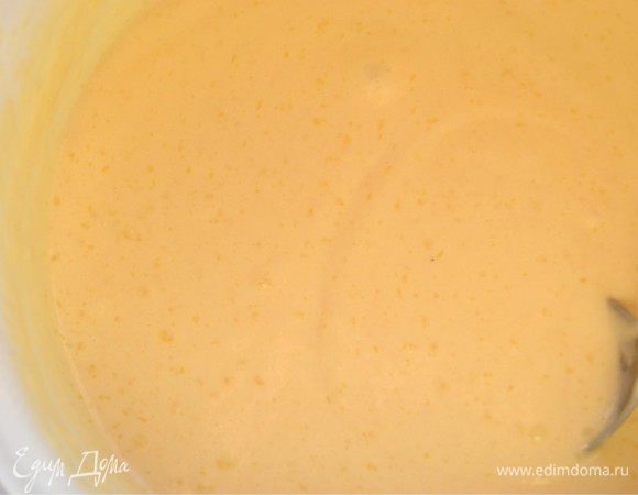 Через сито, просеивая, добавляем сухую смесь муки, соды, разрыхлителя и соли к жидкой части нашего теста. Все перемешиваем до однородного состояния. Оставляем на 15 минут отдыхать.