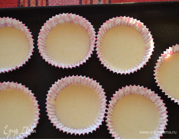 Начинаем выкладывать в формы наше тесто. Духовку разогреем до 180 градусов. Осторожно, чайной ложкой выкладываем тесто в бумажные формочки. Я решила сделать 3 вида капкейков. Одни просто ванильные.