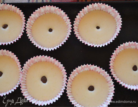 Другие с марципановым сюрпризом. У меня шоколадный марципан. Я скатала небольшие шарики и положила по одному в тесто.