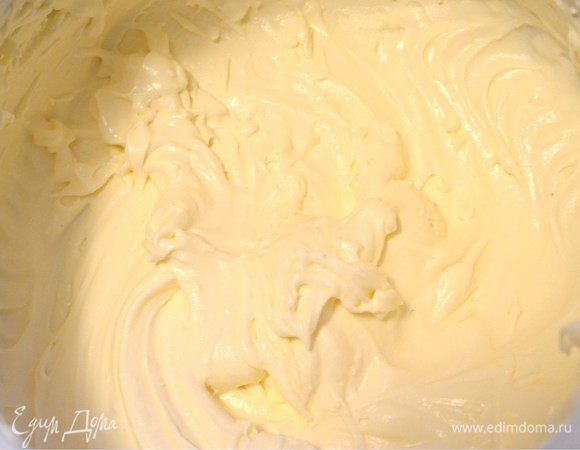 Приступаем к крему. Он простой, но очень удачный, вкусный, и как нельзя лучше подходит к бисквиту. Охлажденное масло взбиваем с сгущенным молоком. Крем должен быть очень пышным и держать форму.
