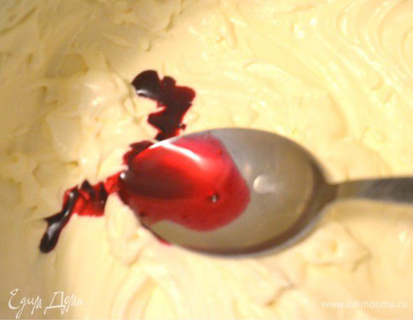 Загодя я отварила свеклу и выжила из нее сок. Добавив этот сок к крему мы получили красивый розовый цвет. Можно менять насыщенность, добавляя разное количество сока.