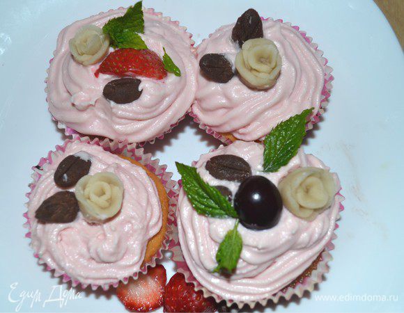 Ну вот теперь самое интересное. Украшаем наши капкейки с помощью кондитерского шприца, выдавливая крем. А дальше полет фантазии, можно с ягодами, фруктами, орехами ти т.д. Как душе угодно. Приятного аппетита! 