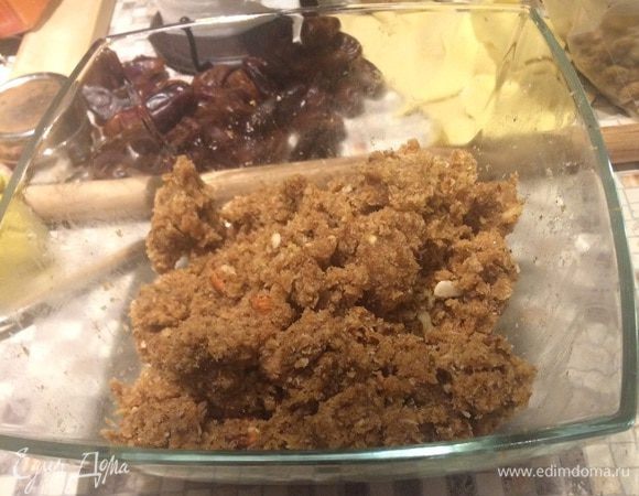 Что хорошо в веганских кондитерских рецептах - пропорции плюс-минус полстакана-стакан! Главное иметь под рукой хороший комбайн, блендер и всё! Задача - в меру липкое а-ля песочное тесто. Варьировать можно в данном случае за счёт количества стружки в тесте (не сыпьте сразу всё). Обычно половину всех ингредиентов перемалываю в блендере до состояния пасты, половину рублю комбайном в мелкую крошку и смешиваю, если слишком липкое получается, подсыпаю кокосовой стружки, от чего собственно, тесто прекрасно обсорбируется. Можно и сразу все в комбайне рубить, ну придется несколько раз останавливаться и "соскребать стенки". Финики бывают разные и по мягкости и по сладости. Вы пробуйте тесто (здесь это не только безопасно для кишечника, но даже весьма полезно) и добавляйте по вкусу финики, корицу, имбирь можно и свежий подтереть, но тогда поменьше конечно. Должна получиться комфортная для лепки или раскатки консистенция (всегда можно добавить немного жидкости). 