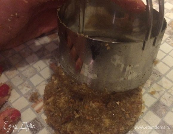 Люди делятся на две части: одни раскатывают тесто для пельменей в большой лист и вырезают различными способами кружочки, другие - делают колбасу, отщипывают от нее или отрезают круглячок теста и его порционно раскатывают (тоже с сырниками: кто-то режет как колбасу, кто-то лепит каждый) Короче! Определитесь со своей кулинарной ориентацией и сделайте печенья:) Я - за технологии без заморочек. Поэтому отщипываю фрикадельку, прикладываю её к столу ладонью, можно для ровности чем-нибудь плоским прижать (крышечкой). И одним движением кулинарного кольца обрезаю всё ненужное, получая на выходе идеальный круг на радость учителям геометрии и черчения. Дальше можно между листами бумаги раскатать.