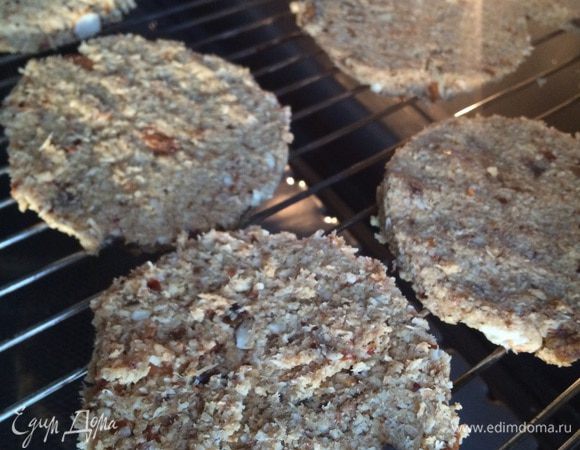 Далее если вы как я - на стадии принципиально счастливого сыроедения - отправляем наши печеньки на ночь в духовку сушиться с конвенцией при 40 градусах (можно, конечно, во дворе в жаркую солнечную погоду в обдуваемом летнем ветерком месте подержать:) Но посмотрев в окно лучше сымитировать солнце в духовке или специальной сушилке.
Если всё вышеописанное вам непринципиально вовсе - делаем обычный веганский вариант - запекаем при 150-160 градусах часок, полтора - смотрите :)