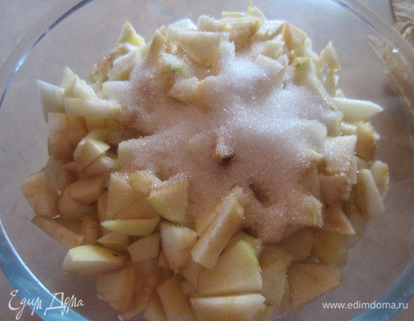 Добавляем сахар, ориентируйтесь на свой вкус и сорт яблок.