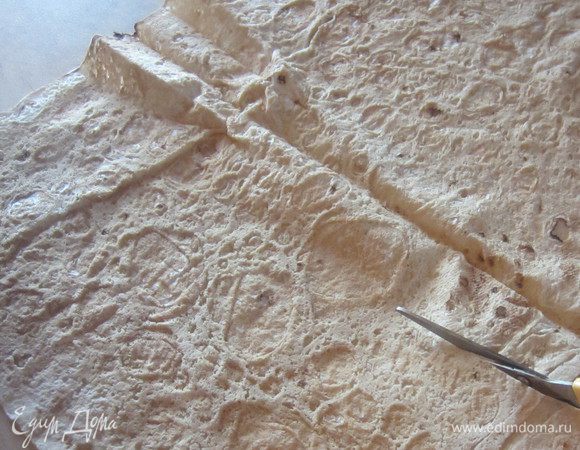 Берём лаваш и разрезаем его вдоль на полоски.