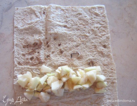  Выкладываем начинку на лаваш и закручиваем в трубочку.