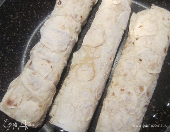 Выкладываем трубочки (швом вниз) на разогретую сковороду, смазанную маслом, жарим до румяной корочки.