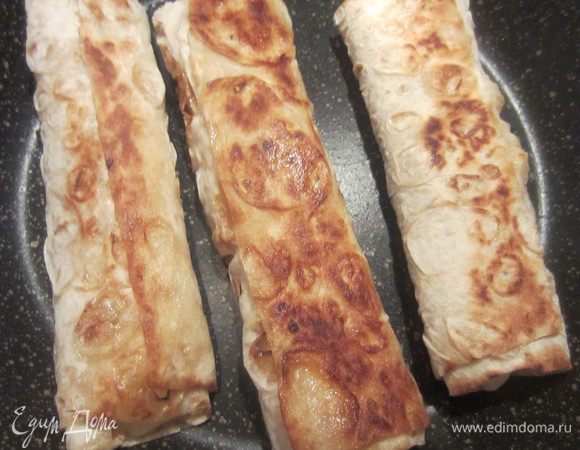 Переворачиваем и румяним с другой стороны.