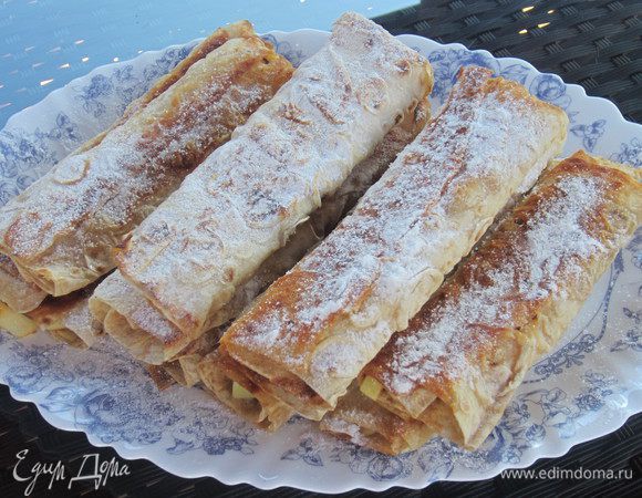 Посыпаем пудрой.