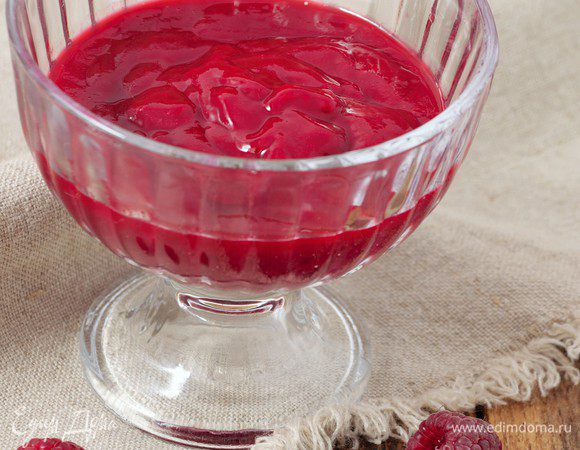 Желатин замочить в 2-х столовых ложках воды согласно инструкции на упаковке. 
Для приготовления малинового пюре необходимо поместить малину и сахар в сотейник. Деревянной ложкой растолочь ягоды и на тихом огне довести до кипения. Проварить 3-4 минуты. Пробить в блендере (я использовала погружной) и протереть через сито. 