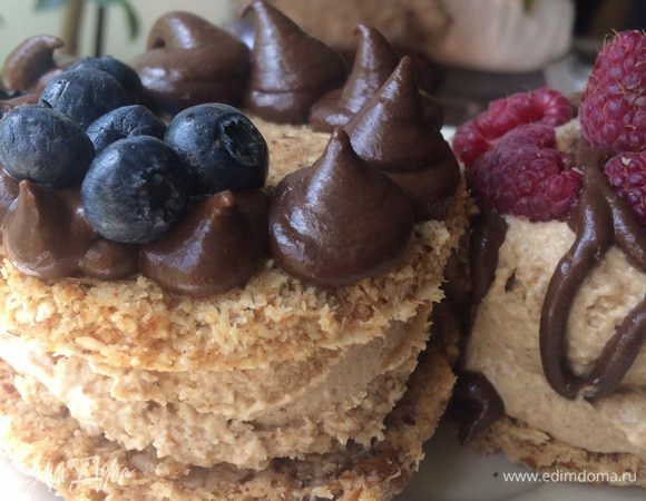 Далее соединяем карамель с кокосовым кремом и, как с обычным мороженым, в охлажденную посуду, морозим, вынимаем каждые 30-40 мин, мешаем раза 3-4. Или в машинку для мороженного. Я еще люблю в этот пломбир на последней стадии работы машинки (или на последнем ручном перемешивании) вводить 2-3 ложки кокосовой стружки, которая осталась от печений. Текстура мороженного становится интереснее. 
И погнали собирать всевозможные вариации на тему сэндвичей, бутербродов и т.д. 
У меня тут в виде украшения виден "шоколад", это просто более густая версия карамели с большим количеством фиников и с добавлением какао. Это другая партия сэндвичей:)