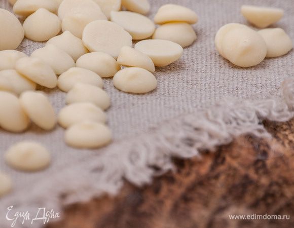 Пока малиновое пюре остывает, нужно растопить белый шоколад. Я покупаю вот такой белый шоколад в галетах. Он исключительно вкусный! 