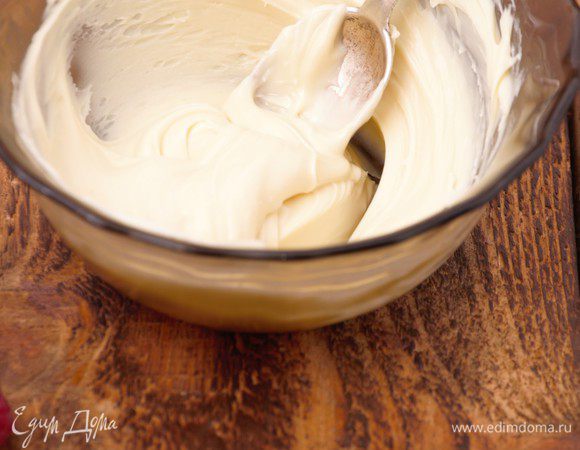 Шоколад растопить в микроволновке в режиме "разморозка". Будьте бдительны, не перегрейте шоколад. Иначе он свернется.  