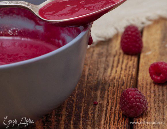 Соединить теплый шоколад и малиновое пюре. Очень важный момент: обе массы должны быть одинаковой температуры! Если пюре остынет и будет прохладным -  шоколад свернется. Дабы этого не произошло - прогрейте пюре в микроволновке в режиме "разморозка" буквально 10 секунд, чтобы пюре стало тёплым. Частями введите шоколад в пюре, аккуратно размешивая ложкой. Добавьте розовую воду, перемешайте. После чего в эту же массу подмешайте распущенный и остывший до комнатной температуры желатин. 