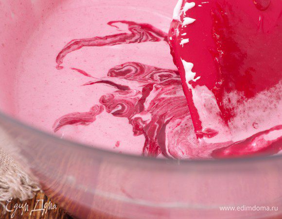 Соединить взбитый белок и шоколадно-малиновую основу при помощи силиконовой лопатки.