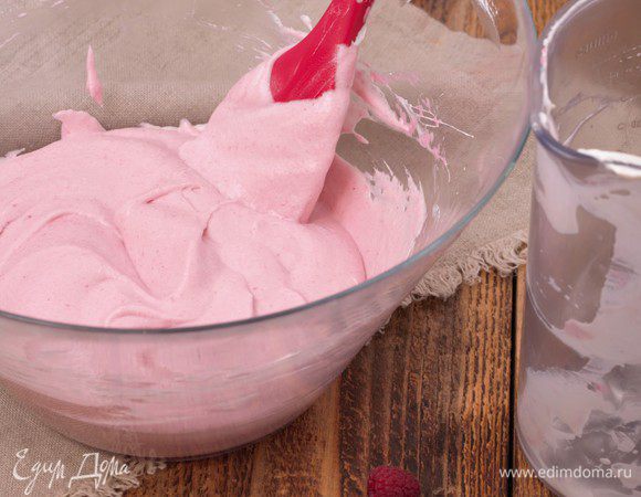 Сливки взбить до мягких пик и аккуратно подмешать к основной массе. Не взбивать!