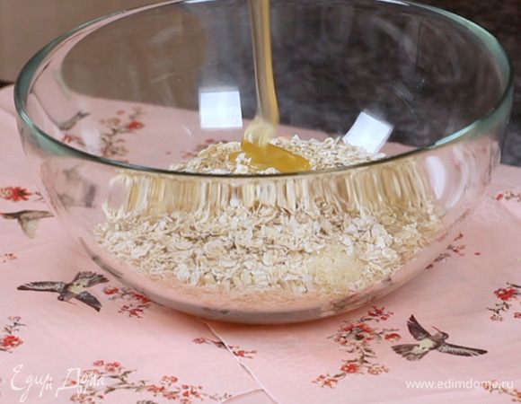 Соединить все ингредиенты для основы, постепенно добавлять воду, пока масса не станет пластичной и удобной для работы.