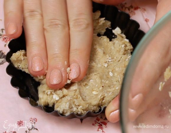 Заполнить тестом формочки для тарталеток. Убрать в духовку на 10 минут при температуре 160С.