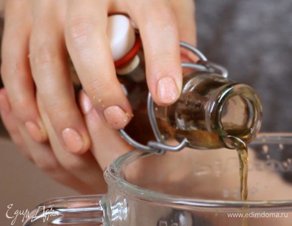 Слить воду у кешью. Сложить все ингредиенты для крема в блендер и взбить.