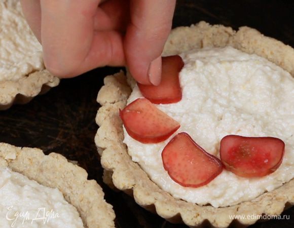 Выложить сверху слой ревеня и клубники. Убрать в духовку на 30 минут при температуре 160С.