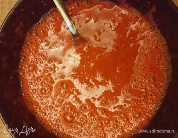 Клубнику разморозить и измельчить блендером. Можно использовать и свежие ягоды. 