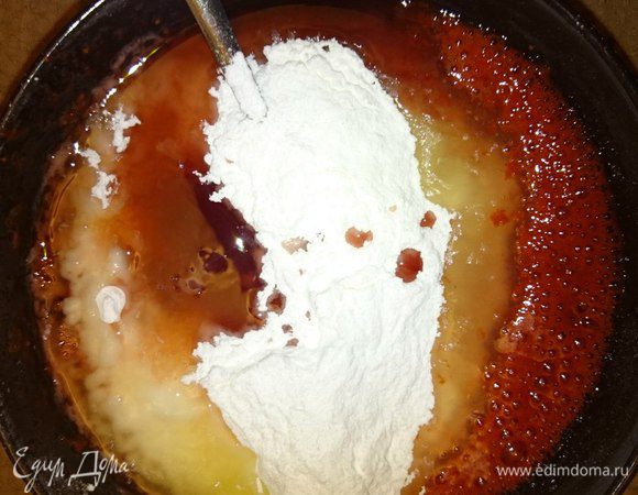 В полученное пюре добавить сахарную пудру, сок лимона и ликер. Я использовала Шерри Бренди. Вы можете слегка изменить рецепт и не добавлять алкоголь совсем.