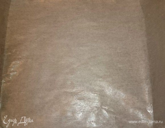 Форму выстелить бумагой для выпечки, смазать сливочным маслом. У меня форма 23х23 см.