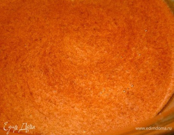 Клубничную массу перелить в большую емкость и остудить до комнатной температуры.