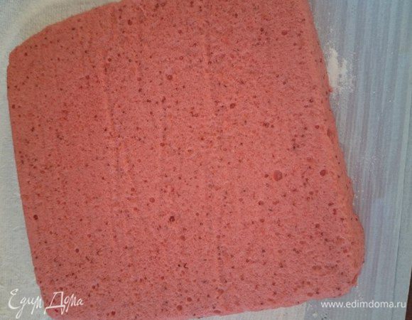 Когда масса высохнет, переложить ее на салфетку, присыпанную сахарной пудрой.