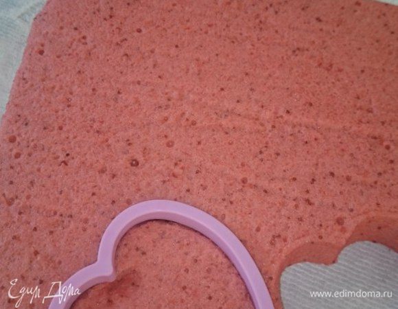 Взять формочку в виде сердца, смазать края тонким слоем рафинированного растительного масла и вырезать пастилу, промыть форму, снова смазать маслом и т.д. Перед подачей посыпать десерт сахарной пудрой и украсить веточками мяты. Пастила из клубники в домашних условиях готовится проще, чем кажется! Берите на заметку мой фирменный рецепт.