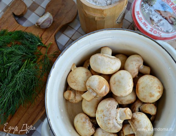 Подготовить продукты. Шампиньоны почистить, помыть.