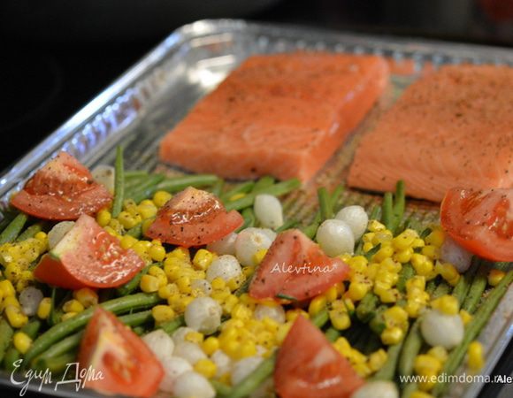 Выложить на смазанный противень маслом зеленую свежую фасоль, помидоры черри или крупный томат порезанный на кусочки, кукурузу баночную или с початка срезанную, филе семги кожицей вниз в центр или отдельно, мелкий лук по желанию. Посыпать по желанию специями.