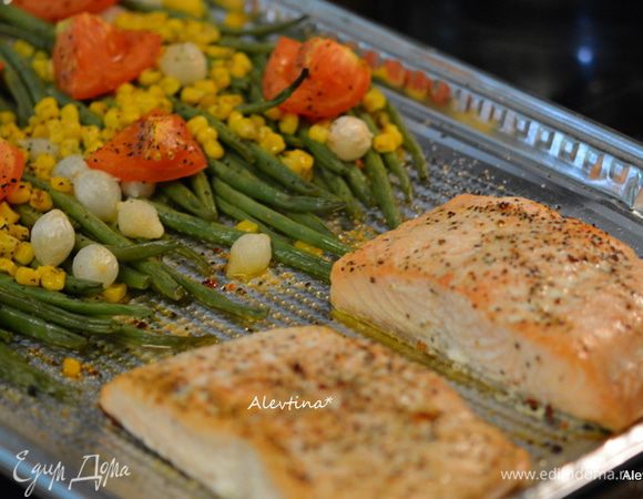 Поставить в разогретую на 200С духовку на 15-20 мин или до готовности семги.